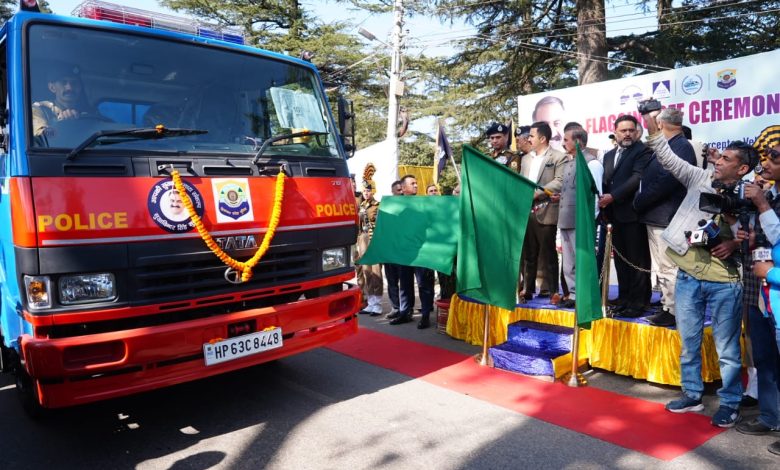 मुख्यमंत्री ने 66 पैट्रोलिंग वाहनों को हरी झण्डी दिखाकर किया रवाना मुख्यमंत्री ने 66 पैट्रोलिंग वाहनों को हरी झण्डी दिखाकर किया रवाना