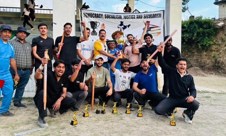 शूलिनी विद्यालय के विधि विभाग के छात्रों ने अखिल भारतीय वकील संघ कप जीता शूलिनी विद्यालय के विधि विभाग के छात्रों ने अखिल भारतीय वकील संघ कप जीता