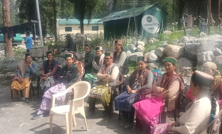 आपदा में चमकी इंसानियत: रकछम की महिलाओं और ग्रामीणों ने पेश की सेवा और साहस की मिसाल आपदा में चमकी इंसानियत: रकछम की महिलाओं और ग्रामीणों ने पेश की सेवा और साहस की मिसाल