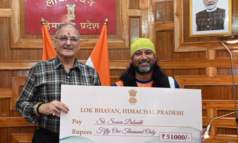साइकिल से 191 देशों का सफर, सोमेन देबनाथ ने राज्यपाल से साझा किया 19 साल का अनुभव