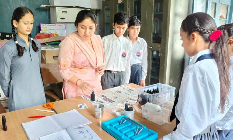 वाह: स्कूली बच्चे जांच रहे पानी, 2,662 स्कूलों में समग्र शिक्षा ने उपलब्ध करवाईं वाटर टेस्टिंग किट