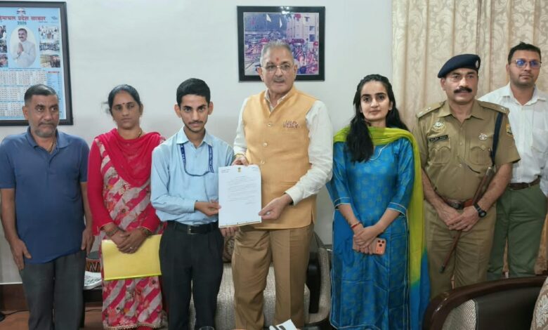राज्यपाल ने सेना के लिए स्वदेशी ड्रोन तकनीक विकसित करने के लिए सर्वेश शर्मा को किया सम्मानित राज्यपाल ने सेना के लिए स्वदेशी ड्रोन तकनीक विकसित करने के लिए सर्वेश शर्मा को किया सम्मानित