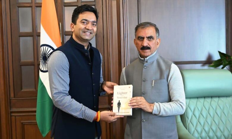 आईएएस अधिकारी राकेश कुमार प्रजापति ने मुख्यमंत्री को भेंट किया अपना पहला उपन्यास ‘लाइटर दैन येस्टर्डे’  ‘Lighter Than Yesterday’