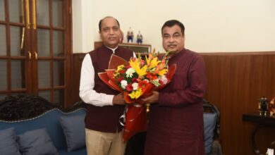 नई दिल्ली में केंद्रीय मंत्री नितिन गडकरी और भाजपा राष्ट्रीय महासचिव स्मृति ईरानी से जयराम ठाकुर की शिष्टाचार भेंट