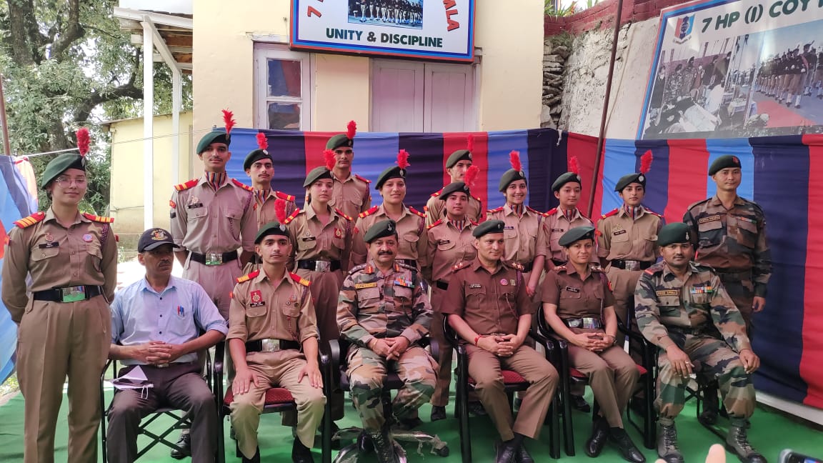 Photo of 13 कैडेटों को कमाडिंग ऑफिसर कर्नल डी. आर. गार्गी ने भिन्न-भिन्न ऑफिसर रैंकों से किया अलंकृत