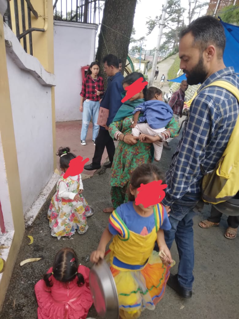 Photo of EXLUSIVE: मंदिर के बाहर चल रहा बच्चों से भीख मंगवाने का कारोबार