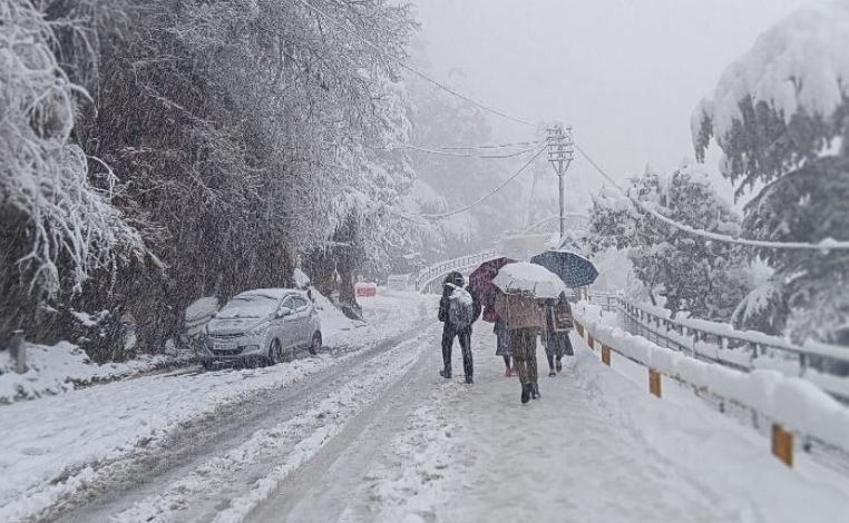 बर्फबारी पर अधिकारियों को सतर्क रहने के निर्देश बर्फबारी पर अधिकारियों को सतर्क रहने के निर्देश