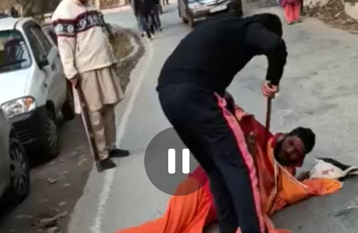 खास खबर : अब शिमला में कथित आरोपी बाबा की पिटाई करने वाले लोगों को ढूंढ रही पुलिस खास खबर : अब शिमला में कथित आरोपी बाबा की पिटाई करने वाले लोगों को ढूंढ रही पुलिस