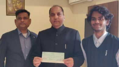 सोलह साल के पैराग्लाइडर ने मुख्यमंत्री राहत कोष हेतु 1.71 लाख का किया दान