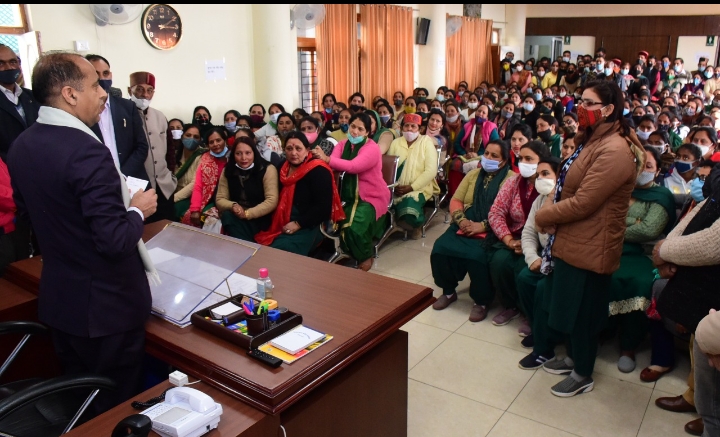 सीएम साहब हमारी मांगें कब सुनोगे?