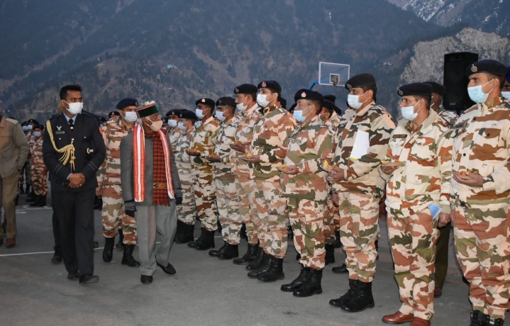 राज्यपाल को बताई आईटीबीपी की चीन से लगती  सीमा में तैनाती से जुड़ी जानकारी राज्यपाल को बताई आईटीबीपी की चीन से लगती  सीमा में तैनाती से जुड़ी जानकारी