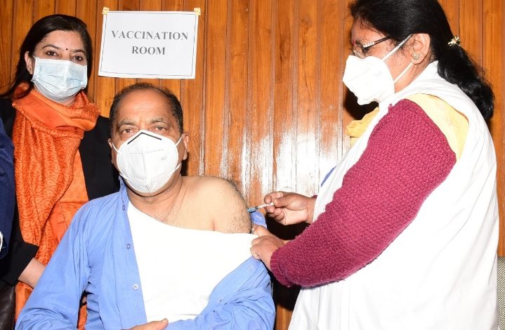 अब मुख्यमंत्री ने लगवाई कोविड-19 वैक्सीन