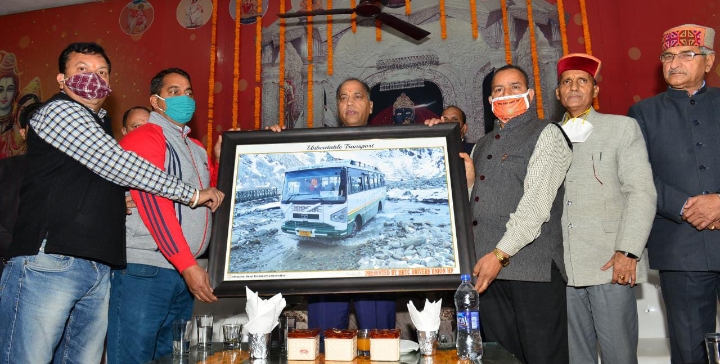 कठिन जीवन रेखा पर गाड़ी चलाने वाले एचआरटीसी के चालकों की  थपथपाई पीठ