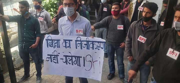 महंगी हो गई किताबें,  फीस भी बढ़ गई