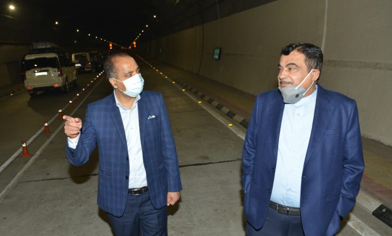 केन्द्रीय मंत्री नितिन गडकरी और मुख्यमंत्री ने किया अटल टनल रोहतांग का निरीक्षण