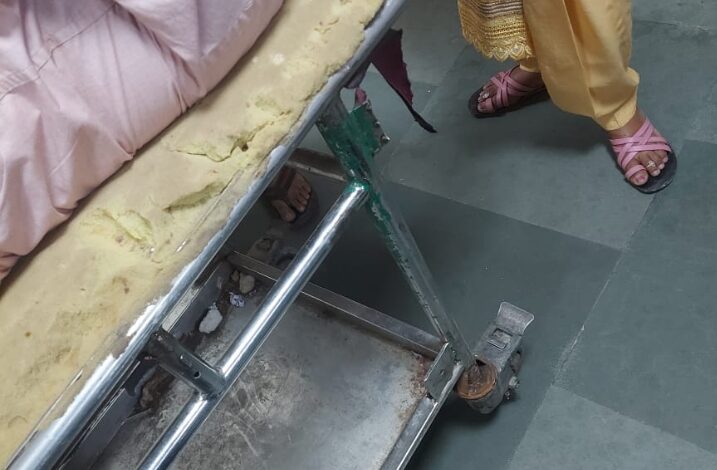 असर विशेष: खराब स्ट्रेचर के सहारे सबसे बड़े अस्पताल में मरीजों का जीवन बचाने की मुहीम असर विशेष: खराब स्ट्रेचर के सहारे सबसे बड़े अस्पताल में मरीजों का जीवन बचाने की मुहीम