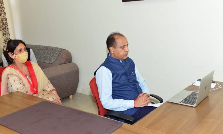 मुख्यमंत्री ने थपथपाई डॉक्टर्स की पीठ मुख्यमंत्री ने थपथपाई डॉक्टर्स की पीठ