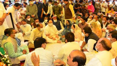 शिमला से विदा हुए वीरभद्र: जे.पी. नड्डा और जय राम ठाकुर ने वीरभद्र सिंह के पार्थिक शरीर पर पुष्पांजलि अर्पित की