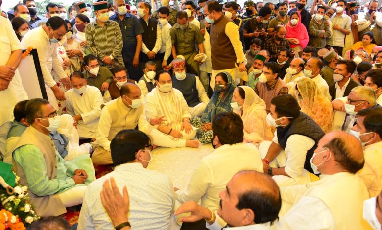 शिमला से विदा हुए वीरभद्र: जे.पी. नड्डा और जय राम ठाकुर ने वीरभद्र सिंह के पार्थिक शरीर पर पुष्पांजलि अर्पित की शिमला से विदा हुए वीरभद्र: जे.पी. नड्डा और जय राम ठाकुर ने वीरभद्र सिंह के पार्थिक शरीर पर पुष्पांजलि अर्पित की