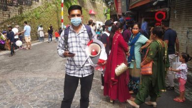 पर्यटक को कोविड  नियमों का पालन करने के लिए इस तरह किया जा रहा जागरूक