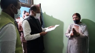 काफिला रोक भावुक हुए मुख्यमंत्री…