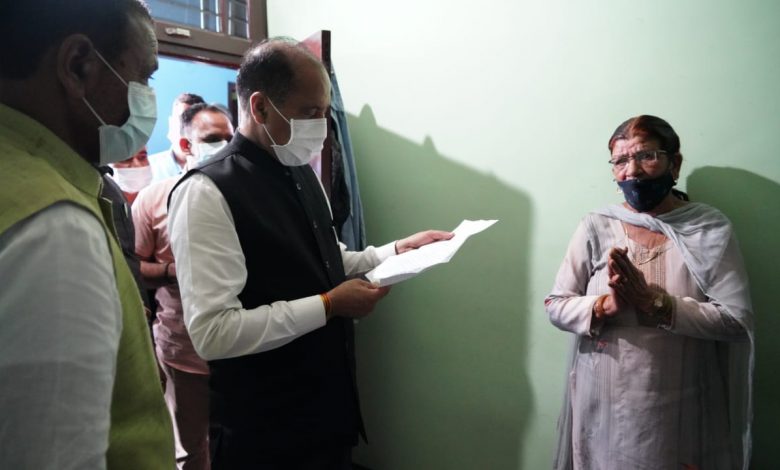 काफिला रोक भावुक हुए मुख्यमंत्री…