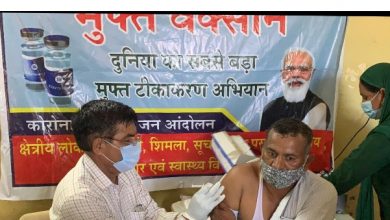 कोविड टीकाकारण में मोबाइल वैन इस तरह कर रहा  मदद