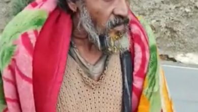 बेतरतीब बढ़ी हुई गंदी दाढ़ी व बाल, बदबूदार कपड़े.. आखिर कौन है यह शख्स.