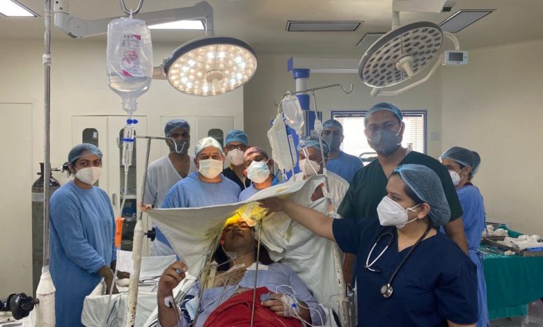 बड़ी खबर:जागते हुए मरीज़ के दिमाग़ का हुआ आपरेशन