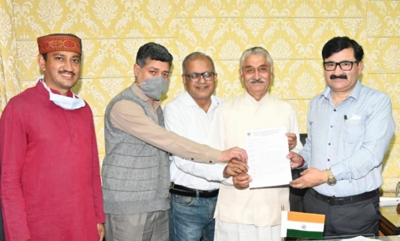 योगासन को स्कूलों और कॉलेजों में एक विषय के तौर पर पढ़ाया जाएगा योगासन को स्कूलों और कॉलेजों में एक विषय के तौर पर पढ़ाया जाएगा