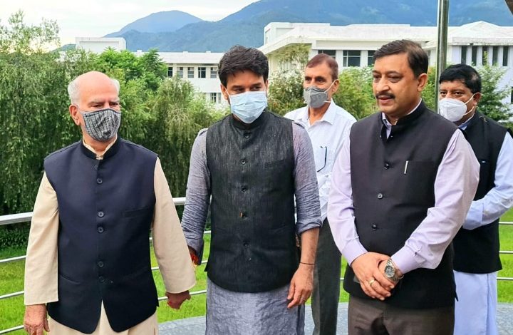 पूर्व मुख्यमंत्री शांता कुमार ने दिया अनुराग ठाकुर को आशीर्वाद पूर्व मुख्यमंत्री शांता कुमार ने दिया अनुराग ठाकुर को आशीर्वाद