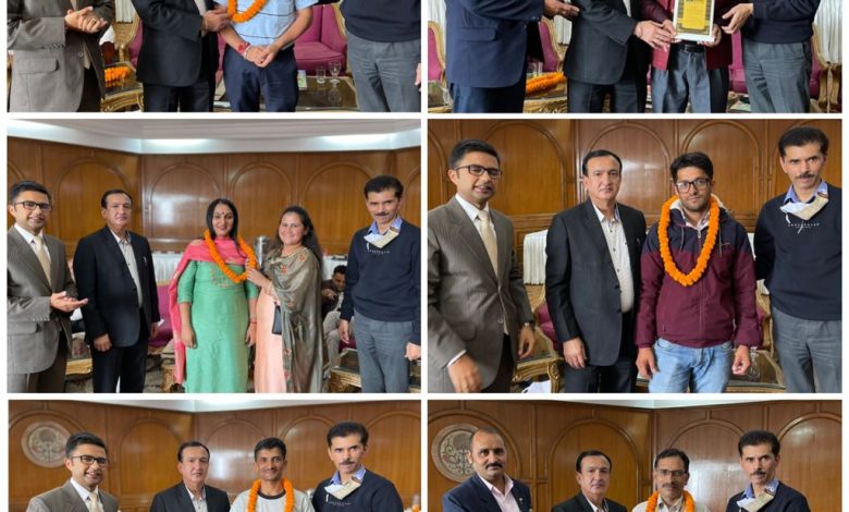 भारतीय जीवन बीमा निगम की आज हुई बैठक, सम्मानित हुई कर्मचारी