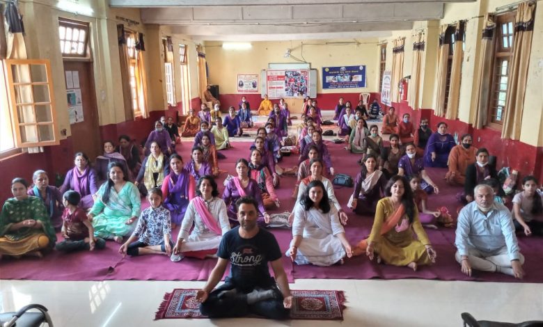 संतुलित पोषाहार के साथ साथ व्यायाम व योगाभ्यास जरूरी संतुलित पोषाहार के साथ साथ व्यायाम व योगाभ्यास जरूरी