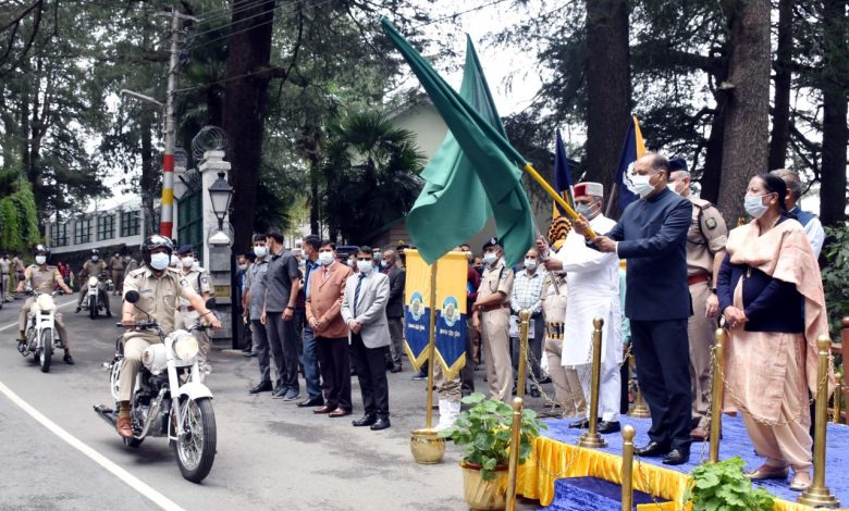 मुख्यमंत्री ने पुलिस विभाग के 61 वाहनों को रवाना किया मुख्यमंत्री ने पुलिस विभाग के 61 वाहनों को रवाना किया