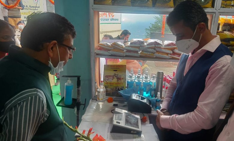 राजेंद्र गर्ग ने शिमला के भट्ठाकुफर क्षेत्र के चमियाना में उचित मूल्य की दुकान का किया निरीक्षण राजेंद्र गर्ग ने शिमला के भट्ठाकुफर क्षेत्र के चमियाना में उचित मूल्य की दुकान का किया निरीक्षण