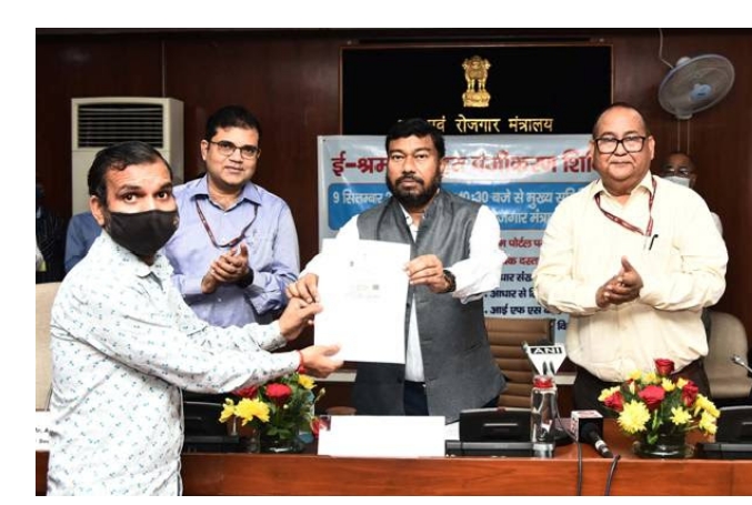 ई-श्रम पोर्टल के शुभारंभ के बाद से अब तक 27 लाख से अधिक असंगठित श्रमिकोंं का पंजीकरण ई-श्रम पोर्टल के शुभारंभ के बाद से अब तक 27 लाख से अधिक असंगठित श्रमिकोंं का पंजीकरण