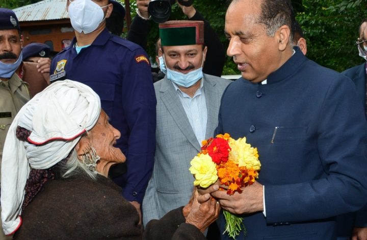 अचानक खड़ापत्थर (मंडी )पहुंचे सीएम जयराम अचानक खड़ापत्थर (मंडी )पहुंचे सीएम जयराम