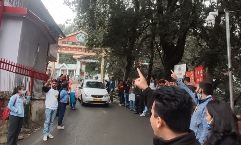 पीएचडी दाखिलों में बिना नेट जेआरएफ व प्रवेश परीक्षा के विश्वविद्यालय कर्मचारियों के बच्चों के दाखिले मामले में अभाविप उग्र