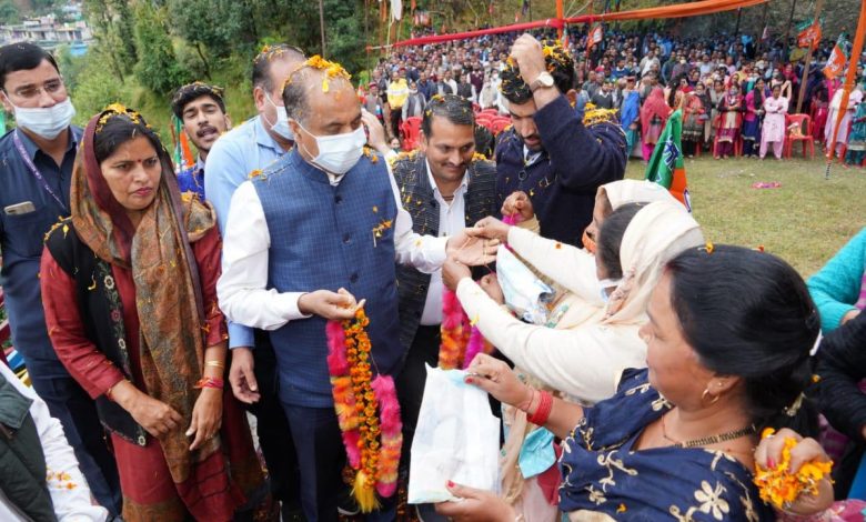 जो पार्टी सैनिकों का सम्मान नहीं कर सकती, वो देश हित का नहीं सोच सकती : जयराम ठाकुर जो पार्टी सैनिकों का सम्मान नहीं कर सकती, वो देश हित का नहीं सोच सकती : जयराम ठाकुर