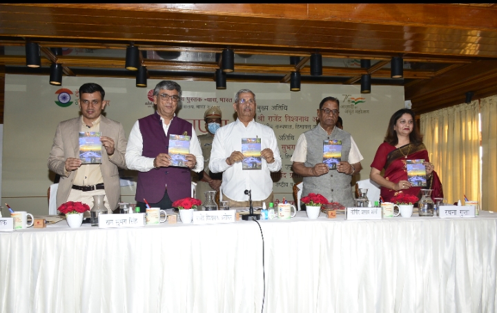 राज्यपाल ने किया डाॅ. रचना गुप्ता की पुस्तक ‘देवधराः हिमाचल प्रदेश’ का विमोचन