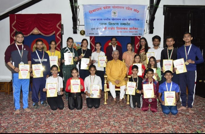 राज्यपाल ने राज्य स्तरीय योगासन खेल प्रतियोगिता के विजेताओं को सम्मानित किया