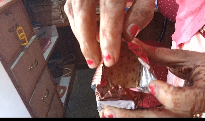 EXCLUSIVE : बिस्किट के पैकेट में मिले कीडे… देखें चौंका देने वाली वीडियो 