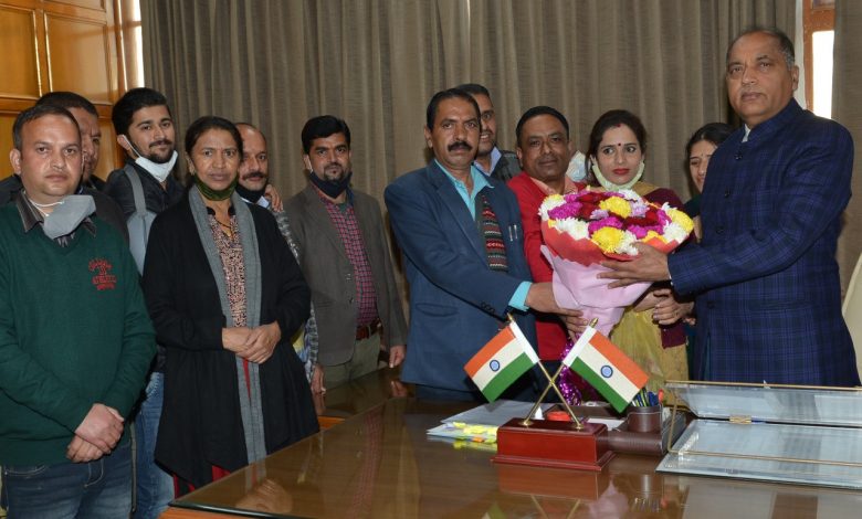 चतुर्थ श्रेणी एसोसिएशन के नवनिर्वाचित पदाधिकारियों ने की मुख्यमंत्री से भेंट