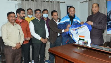 मुख्यमंत्री से  मिले वरिष्ठ बैडमिंटन खिलाड़ी योगेश चौहान