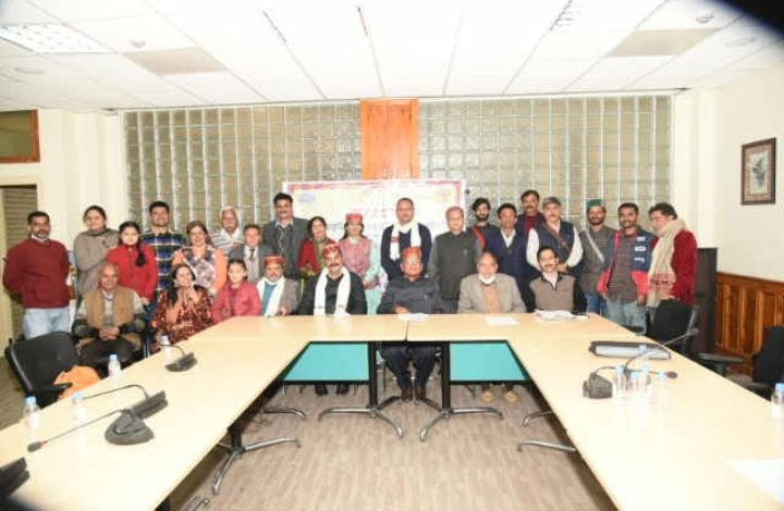 पहाड़ी कवि सम्मलेन से सजा मंच…