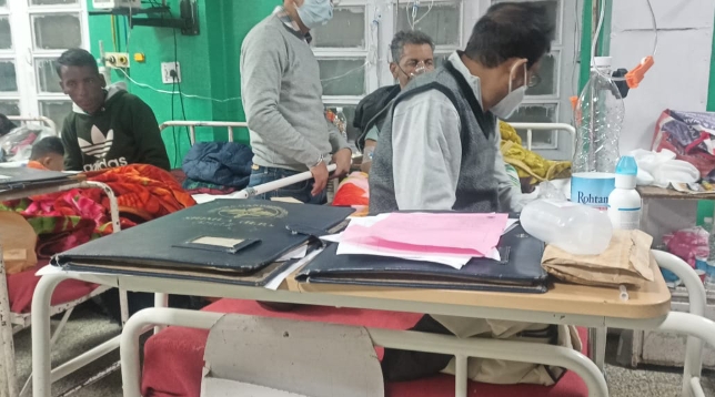 असर विशेष: एक बेड पर दो-दो मरीज भर्ती….क्या इधर कोवीड का खतरा नहीं असर विशेष: एक बेड पर दो-दो मरीज भर्ती….क्या इधर कोवीड का खतरा नहीं