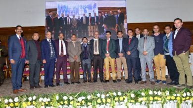 अधिकारियों से और दृढ़ता और समर्पण भाव से कार्य करने का आग्रह अधिकारियों से और दृढ़ता और समर्पण भाव से कार्य करने का आग्रह