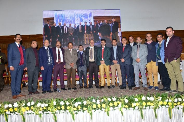 अधिकारियों से और दृढ़ता और समर्पण भाव से कार्य करने का आग्रह