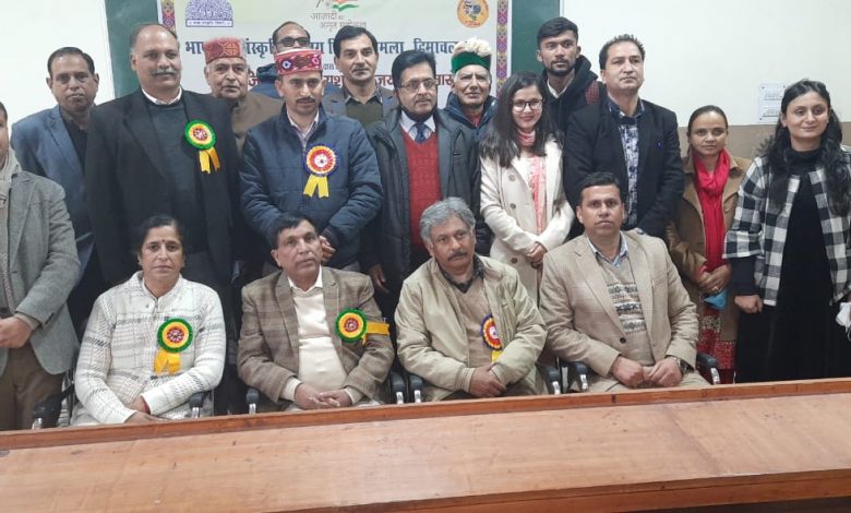 युवाओं को क्या हुआ’ काव्य पंक्तियों में पथभ्रष्ट होते युवाओं की दशा पर दिया संदेश युवाओं को क्या हुआ’ काव्य पंक्तियों में पथभ्रष्ट होते युवाओं की दशा पर दिया संदेश