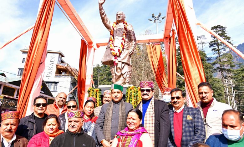 मुख्यमंत्री ने मनाली में भारत रत्न अटल बिहारी वाजपेयी की प्रतिमा का अनावरण किया मुख्यमंत्री ने मनाली में भारत रत्न अटल बिहारी वाजपेयी की प्रतिमा का अनावरण किया